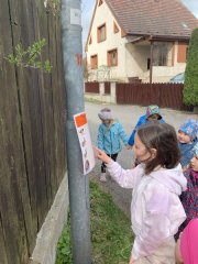 Jaro ťuká na vrátka  a je tady procházka